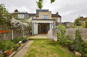 Contemporary 3 bed house with spacious garden close to Stratford & Canary Wharf